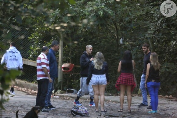 Justin Bieber levou, além de amigo, seguranças para a trilha