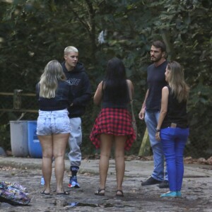 Justin Bieber conversa com fãs ao lado dos seguranças na Barra