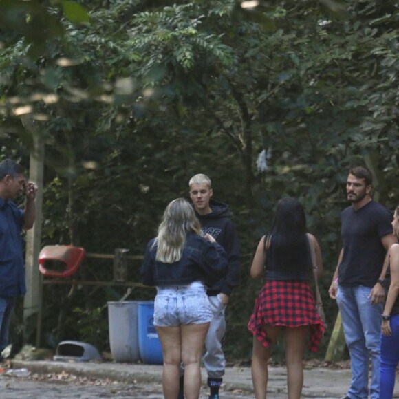 Fãs conversam com Justin Bieber durante trilha da Pedra Bonita