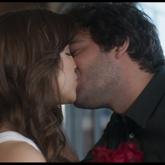 Em um dos finais gravados, Marina (Alice Wegmann) se revela Isabela (Alice Wegmann), é perdoada por Tiago (Humberto Carrão) e os dois ficam juntos e felizes no último capítulo da novela 'A Lei do Amor'