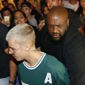 Justin Bieber foi cercado de fãs no espaço Lagoon