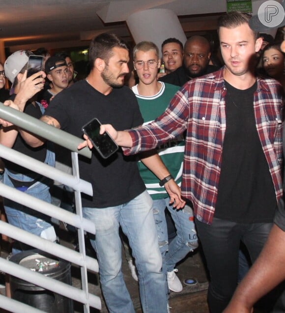 Justin Bieber se viu cercado de fãs ao tentar jantar fora