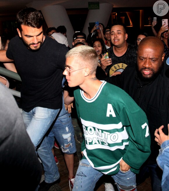Justin Bieber esteve acompanhado de seguranças e praticamente ignorou os fãs
