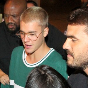 Justin Bieber tentou duas vezes jantar fora, mas provocou tumulto e acabou desistindo