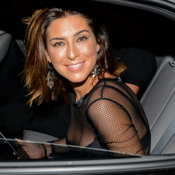 Fernanda Paes Leme sorriu para os fotógrafos ao chegar no aniversário de Anitta