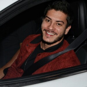 Arthur Aguiar marcou presença na festa de Anitta no Rio