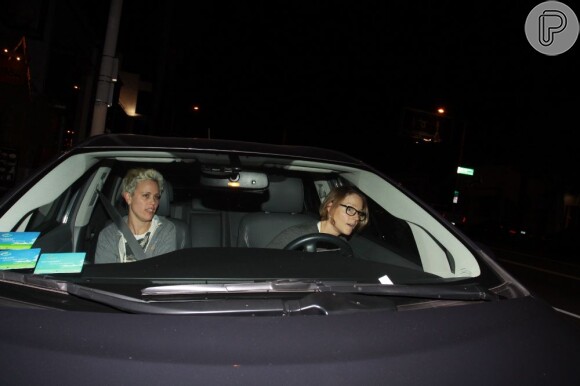 Jodie Foster dirige ao lado da ex-namorada, Cydney Bernard, em novembro de 2011