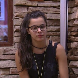 Em conversa com Marcos no 'Big Brother Brasil 17', Emilly afirma que não trocaria sua dignidade, família e corpo para conseguir dinheiro