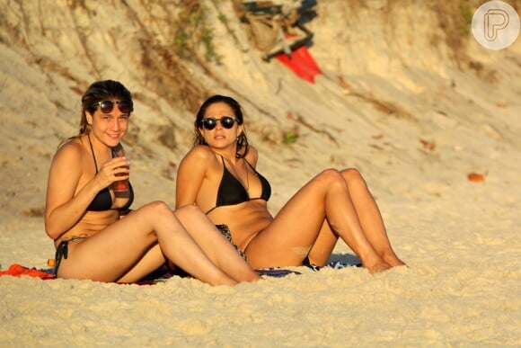 Fernanda Gentil e Priscila Montandon curtiram juntas um dia de praia no Rio de Janeiro