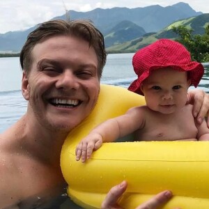 Michel Teló trabalhou acompanhado por filha e postou foto no Instagram
