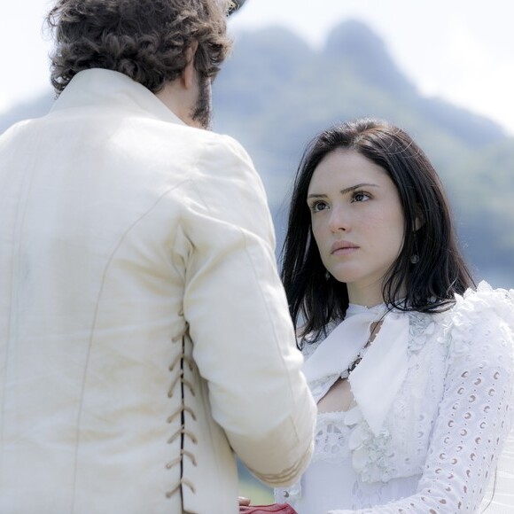 Anna (Isabelle Drummond) é novamente interceptada por Dom Pedro (Caio Castro),mesmo fingindo compromisso com Thomas (Gabriel Braga Nunes), na novela 'Novo Mundo'
