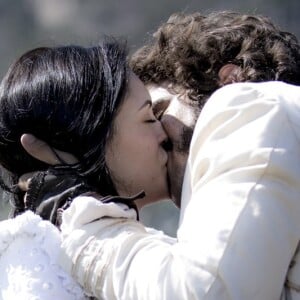 Dom Pedro (Caio Castro) beija Anna (Isabelle Drummond) à força, na novela 'Novo Mundo'