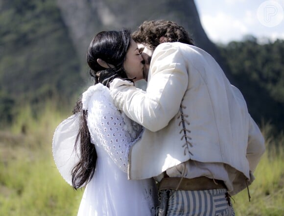 Dom Pedro (Caio Castro) beija Anna (Isabelle Drummond) à força, na novela 'Novo Mundo'