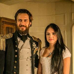Anna (Isabelle Drummond) aceita fingir que está comprometida com Thomas (Gabriel Braga Nunes), na tentativa de se livrar do assédio do príncipe, na novela 'Novo Mundo'