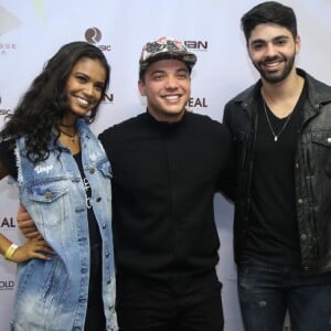 Aline Dias, protagonista de 'Malhação', compareceu ao show ao lado do namorado. A dupla posou com Wesley Safadão na chegada do evento