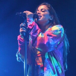 Figurino colorido de Anitta rendeu elogios da plateia durante show da cantora no Jeunesse Arena, na Barra da Tijuca, na noite de sábado, 1 de abril de 2017