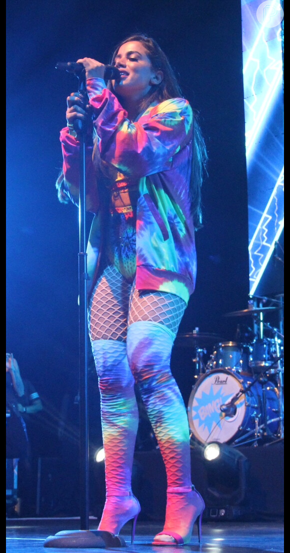 Figurino colorido de Anitta rendeu elogios da plateia durante show da cantora no Jeunesse Arena, na Barra da Tijuca, na noite de sábado, 1 de abril de 2017