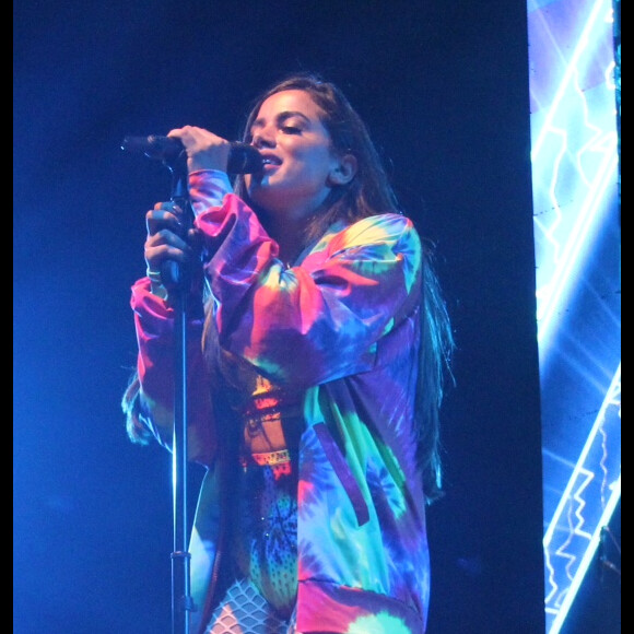 Figurino colorido de Anitta rendeu elogios da plateia durante show da cantora no Jeunesse Arena, na Barra da Tijuca, na noite de sábado, 1 de abril de 2017