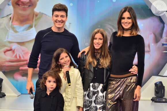 Rodrigo Faro e Vera Viel levaram as filhas ao show de Justin Bieber