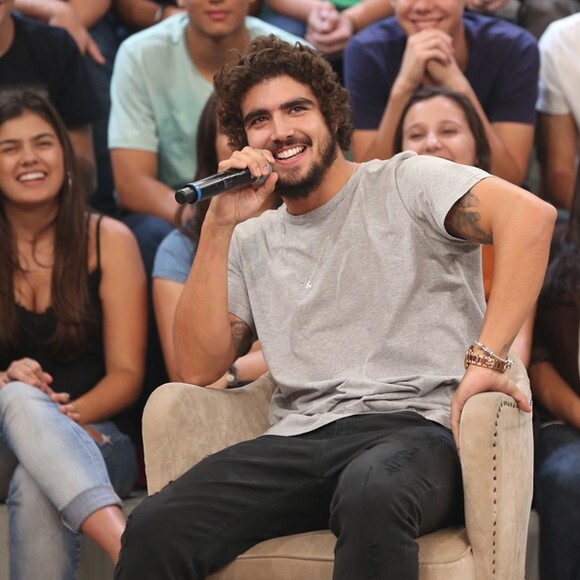 Caio Castro teve primeira namorada com sete anos e lembra como aconteceu o pedido de oficializar a relação: 'Estava na primeira série, era primeiro dia de aula, última aula, era de Artes. Olhe para mesa e tinha uma menina me olhando. Eu dei uma piscada, ela mandou um beijo e eu falei: 'tô namorando'. No outro dia, mandei um papelzinho perguntando: 'quer namorar comigo?'. Ela disse 'sim' e eu pensei 'tô namorando real'