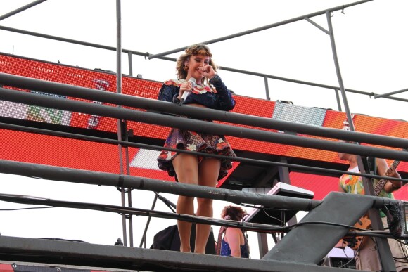 Claudia Leitte não segurou a emoção em sua estreia no Carnaval de Salvador 2014