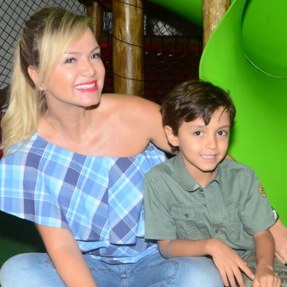 Eliana celebra gravidez e diz que Arthur, seu filho de 5 anos, adorou a novidade: 'Está radiante'