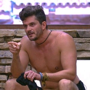 'Eu sou teu parceiro e te ofereci dinheiro pra você pagar a pensão!', gritava Marcos acreditando estar sendo traído pelo amigo dentro do 'BBB17'