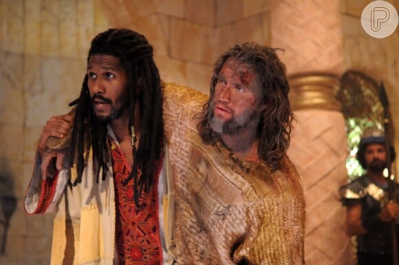 Ebede-Meleque (André Luiz Miranda) ajuda Jeremias (Vitor Hugo) quando o profeta é jogado em um poço, a partir do capítulo de terça-feira, 11 de abril de 2017, da novela 'O Rico e Lázaro'