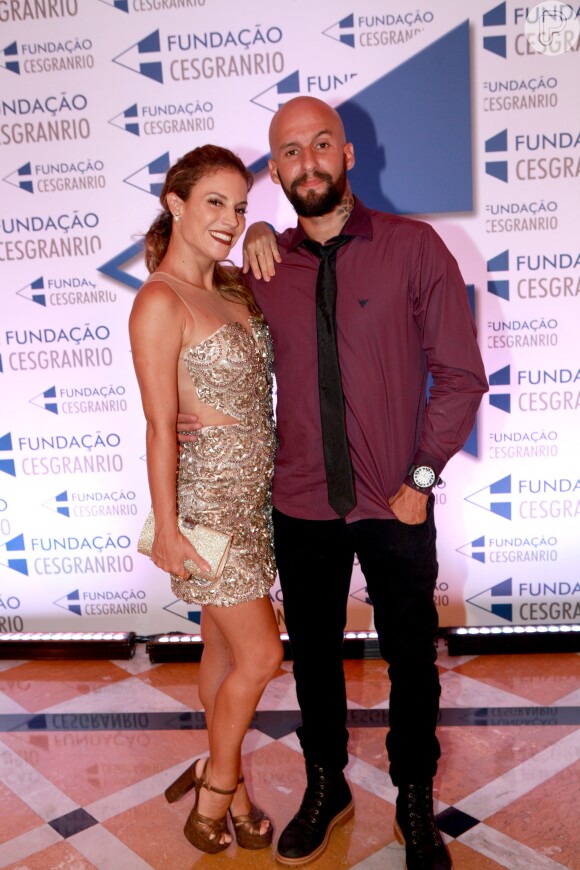 Maíra Charken namora com o coach e atleta Renato Antunes