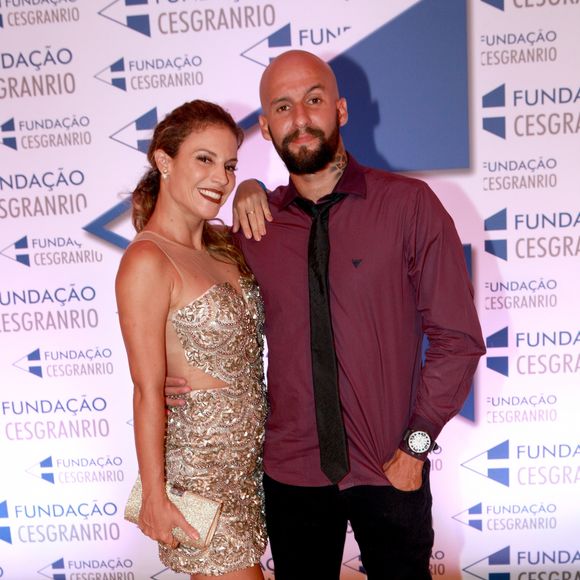 Maíra Charken namora com o coach e atleta Renato Antunes