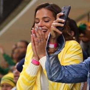 Bruna Marquezine acompanhou o jogador na partida entre Brasil e Uruguai e torceu cercada de amigos, como Thaiguinho e Bruno