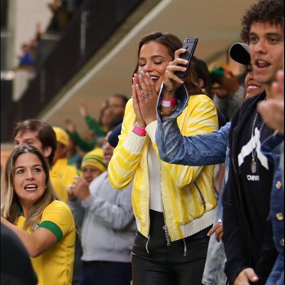 Bruna Marquezine acompanhou o jogador na partida entre Brasil e Uruguai e torceu cercada de amigos, como Thaiguinho e Bruno