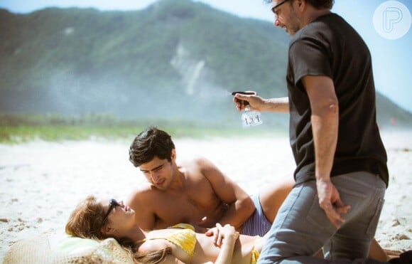 Sophie Charlotte gravou cenas de 'Os Dias Eram Assim' com Renato Góes em praia do Rio de Janeiro