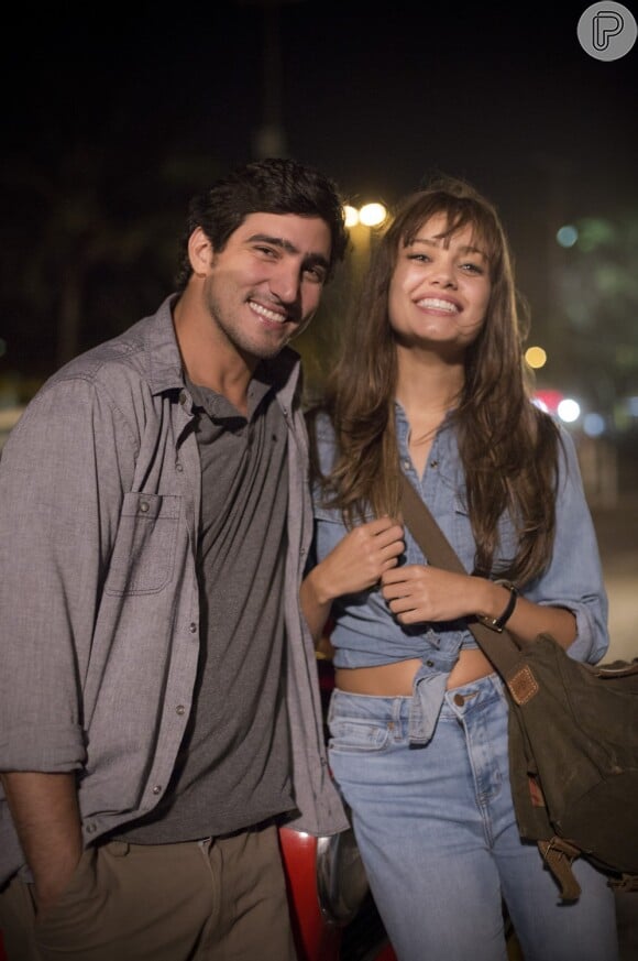 Renato Góes vive uma história de amor com Alice (Sophie Charlotte) em 'Os Dias Eram Assim'