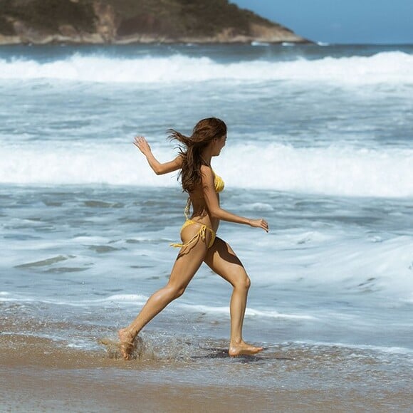 Sophie Charlotte e Renato Góes gravaram 'Os Dias Eram Assim' em praia do Rio nesta segunda-feira, 3 de abril de 2017