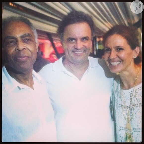 Gilberto Gil e sua mulher, Flora Gil, posam com o Senador Aécio Neves