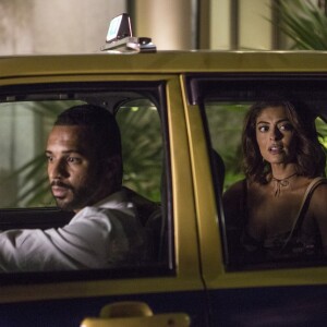 Bibi (Juliana Paes) vai atrás de Rubinho (Emilio Dantas) depois de terminar com Caio (Rodrigo Lombardi), que vai atrás dela sorrateiramente e a vê aos beijos com o garçom, no primeiro capítulo da novela 'A Força do Querer'