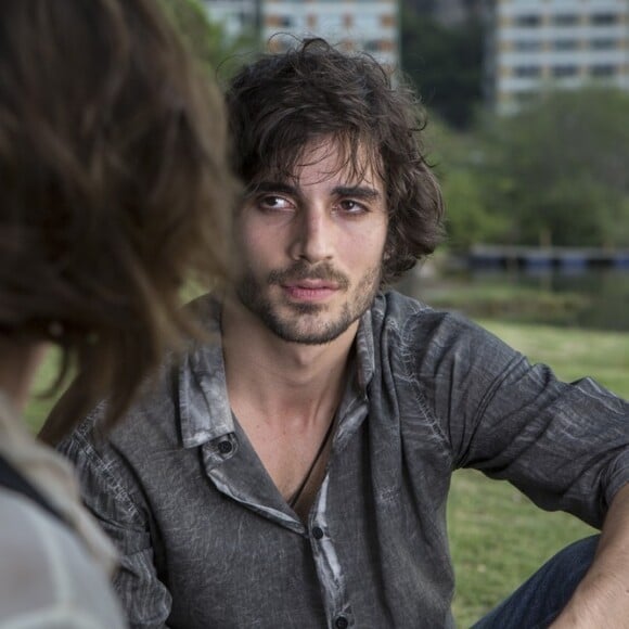 A passagem de tempo aconteceu pelas mãos de Ruy (João Gabriel Cardoso/Fiuk), que segurava o fio de contas ainda menino e depois apareceu quinze anos depois, já adulto, conversando com Cibele (Bruna Linzmeyer) no primeiro capítulo da novela 'A Força do Querer'