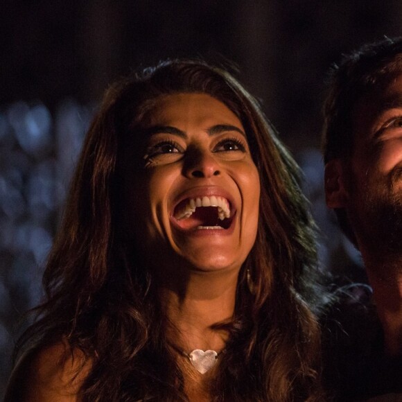 Bibi (Juliana Paes) ganha surpresa do marido, Rubinho (Emilio Dantas): fogos de artifício e seu nome em um balão, no primeiro capítulo da novela 'A Força do Querer'