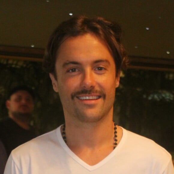 Kayky Brito, com visual antes de deixar o cabelo e a barba crescerem para a novela 'O Rico e Lázaro', contou o que aprendeu com a Cabala: 'A esquentar menos com as coisas'