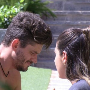 Marcos pede para que Emilly se afaste dele enquanto ele conversa com as pessoas: 'Se você viu que eu estava conversando com a Vivian, que esperasse um pouco'