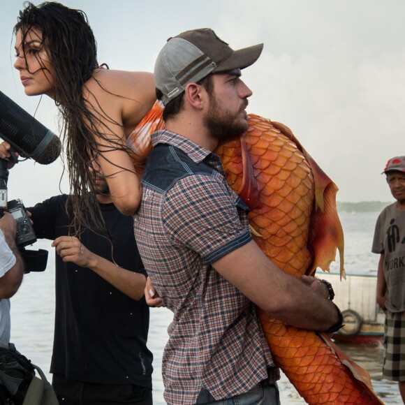 Ritinha (Isis Valverde) é flagrada por Zeca (Marco Pigossi) como sereia e ele a leva de volta para Parazinho, na novela 'A Força do Querer'