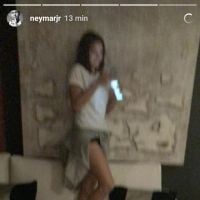Neymar se diverte ao filmar Bruna Marquezine em pé no sofá: 'Ia pular em mim'