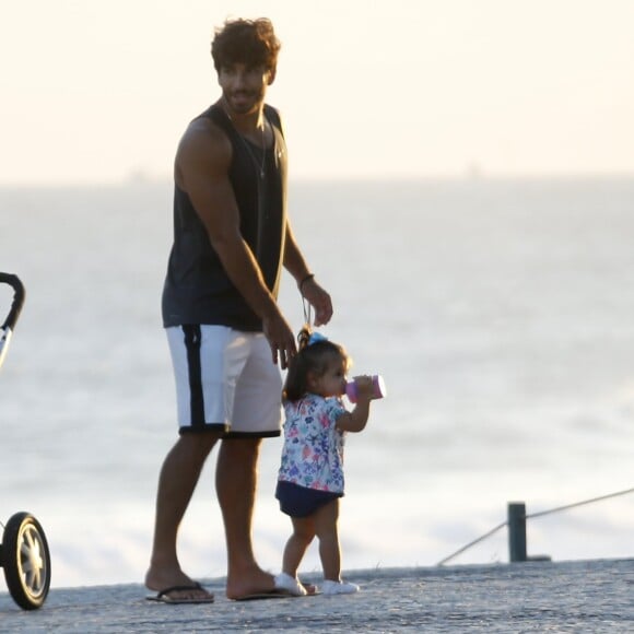 Marido de Deborah Secco, Hugo Moura rouba a cena na praia com a filha, Maria Flor