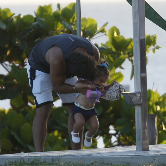 Sem Deborah Secco, Hugo Moura levou a filha para a praia