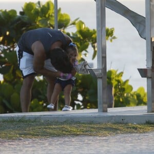 Maria Flor se divertiu com o pai, Hugo Moura, na praia