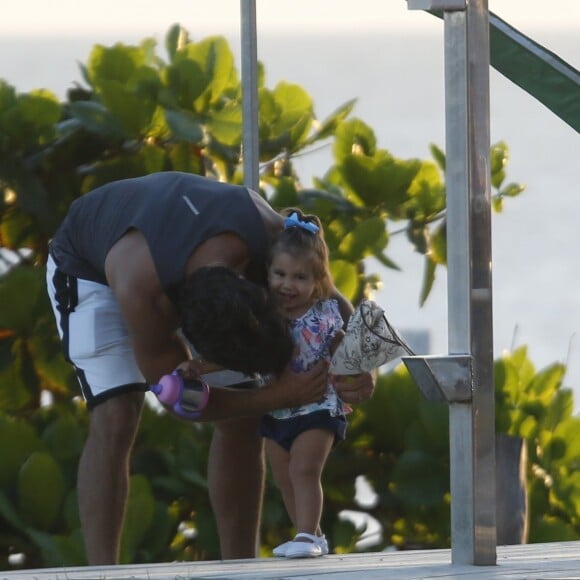 Marido de Deborah Secco, Hugo Moura faz cócegas em Maria Flor