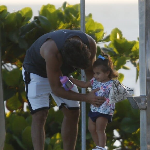 Pai e filha se divertiram na Praia da Barra, Zona Oeste do Rio de Janeiro