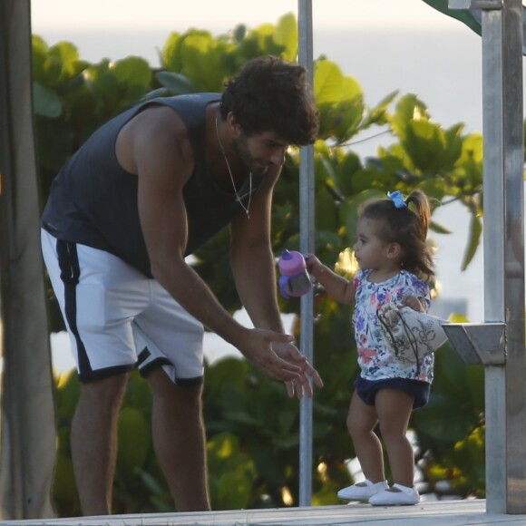 Marido de Deborah Secco, Hugo Moura rouba a cena na praia com Maria Flor nesta terça-feira, dia 04 de abril de 2017
