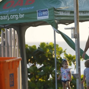 Hugo Moura rouba a cena na praia com a herdeira, Maria Flor